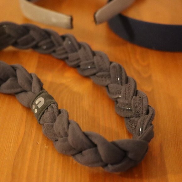 4 pack of headbands, lightly used, great condition. Navy and grey - Picture 6 of 8